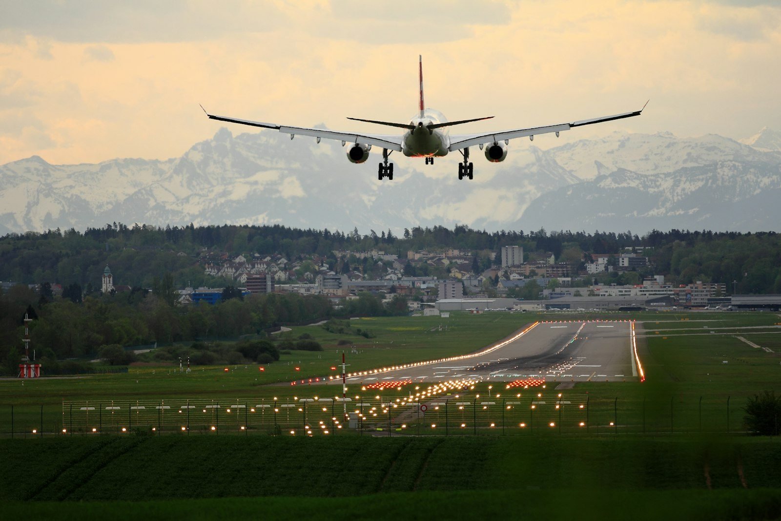 Un aereo in fase di atterraggio tra le montagne