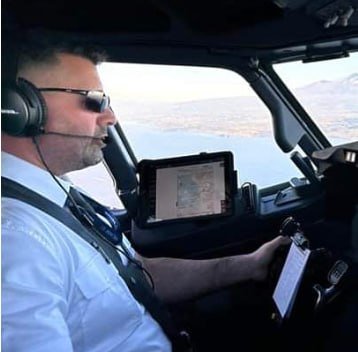 Jason Lavenda ai comandi in cabina di pilotaggio