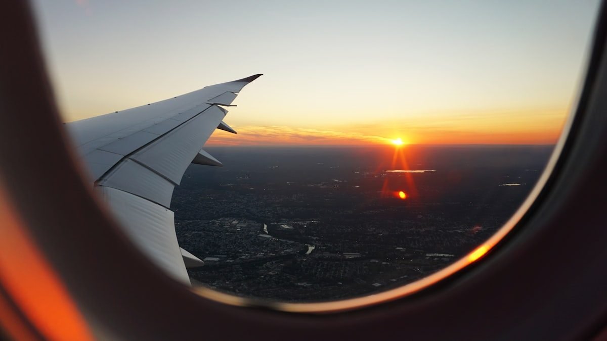 Vista al tramonto da finestrino aereo